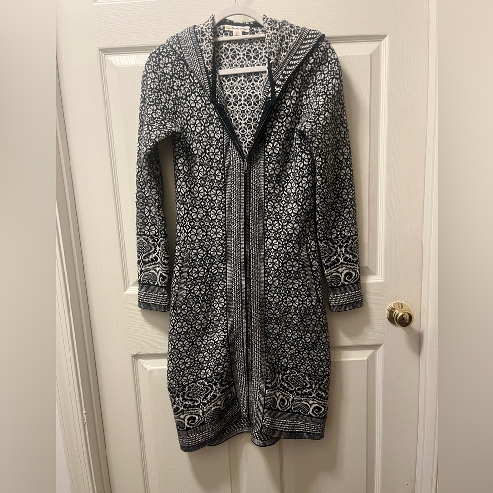 Akini for Anthropologie Women’s black and white zip front‎ hooded sweater. Sz Sm